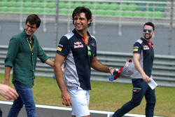 Carlos Sainz Jr., Scuderia Toro Rosso walks the track