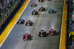 Sebastian Vettel, Ferrari SF70H, Max Verstappen, Red Bull Racing RB13, Kimi Raikkonen, Ferrari SF70H immediatamente prima del contatto
