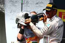 Podium: winnaar Lewis Hamilton, Mercedes AMG F1 Team