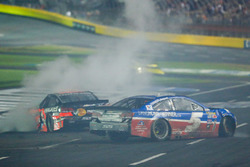 Crash: Kasey Kahne, Hendrick Motorsports Chevrolet, und Tony Stewart, Stewart-Haas Racing Chevrolet