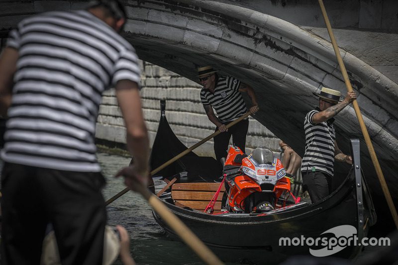 La moto di Jorge Lorenzo, Ducati Team, a Venezia