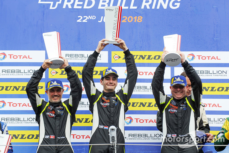 Job van Uitert (midden) viert de zege in de LMP3-klasse op de Red Bull Ring.