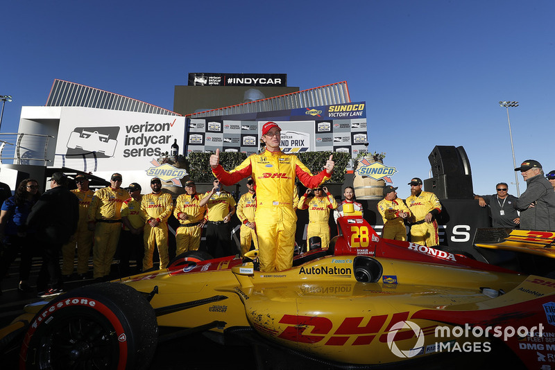 Ryan Hunter-Reay, Andretti Autosport Honda celebrates in victory lane