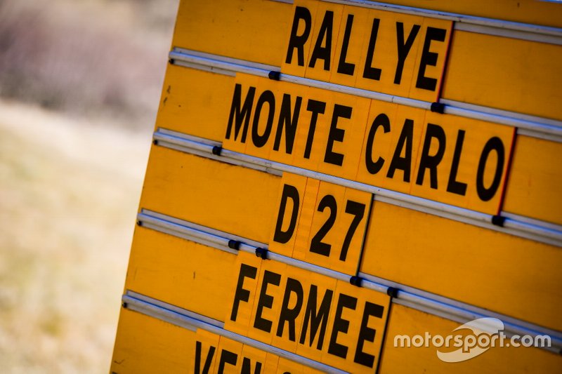 Papan petunjuk dalam Reli Monte Carlo, yang telah rutin masuk dalam kalender WRC.