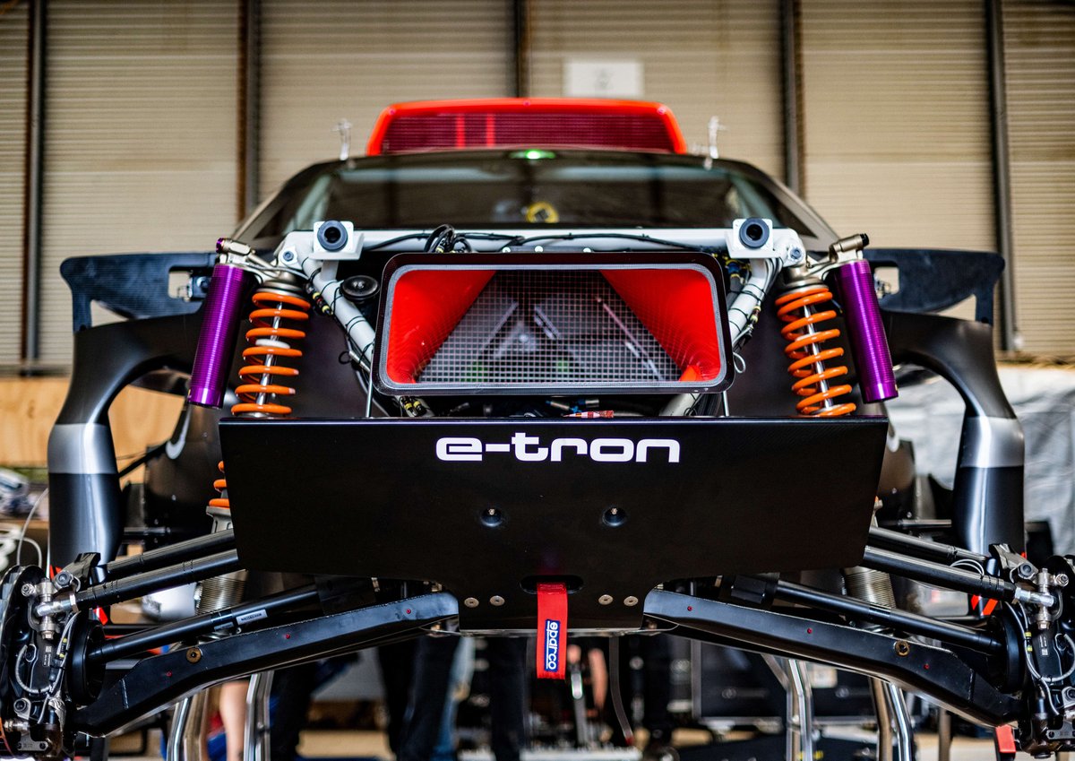 Audi RS Q e-tron dettaglio delle sospensioni anteriori e del telaio