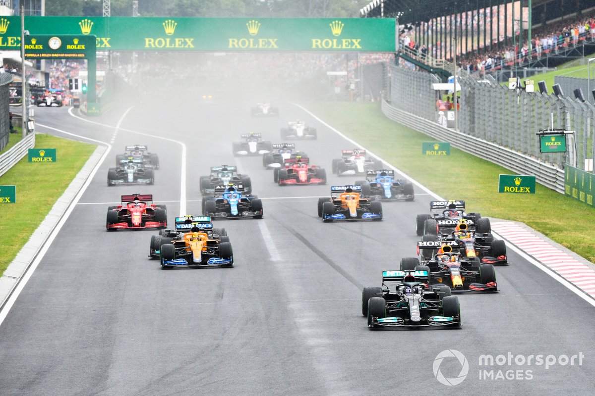 Lewis Hamilton, Mercedes W12, Max Verstappen, Red Bull Racing RB16B, Sergio Perez, Red Bull Racing RB16B, Lando Norris, McLaren MCL35M, y el resto de la parrilla en el inicio de la carrera.