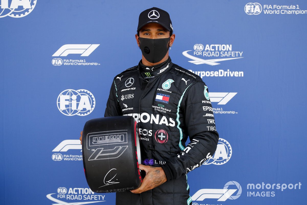Pole Sitter Lewis Hamilton, Mercedes-AMG F1 with the Pirelli Pole Position Award