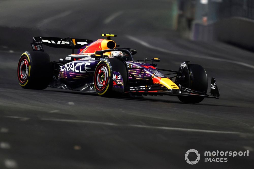 Sergio Pérez, Red Bull Racing RB19, en acción en la pista de Las Vegas.
