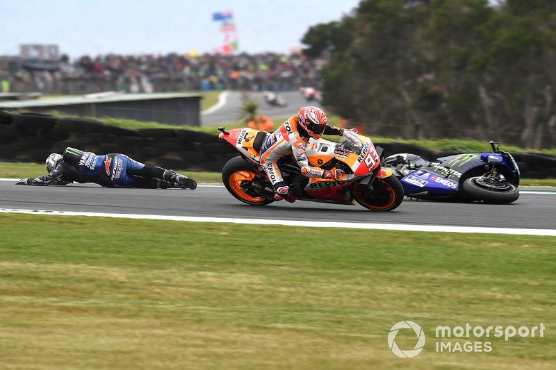 Marc Marquez is onderweg naar de elfde overwinning van het seizoen als Maverick Viñales crasht.
