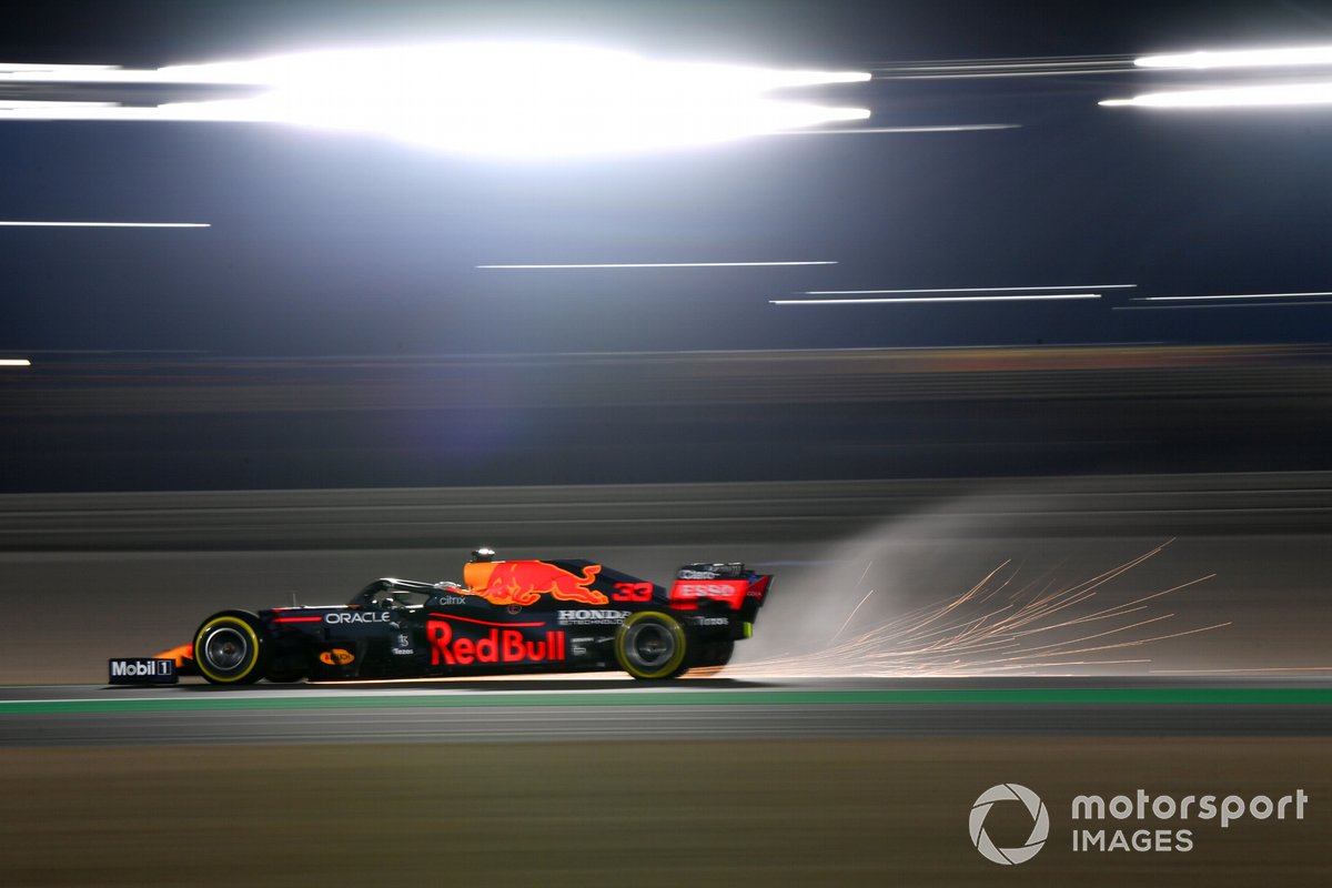 Max Verstappen fa scintille con la Red Bull Racing RB16B