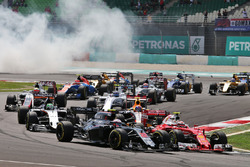 Jenson Button, McLaren, MP4-31, und Kimi Räikkönen, Ferrari, SF16-H