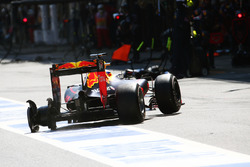 Daniel Ricciardo, Red Bull Racing RB12 beim Boxenstopp nach einem Reifenschaden