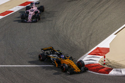 Jolyon Palmer, Renault Sport F1 Team RS17, Sergio Pérez, Force India VJM10