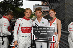 Marcus Ericsson, Sauber with TAG Heuer grid girl and grid boy