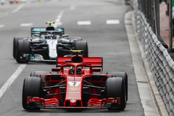 Kimi Raikkonen, Ferrari SF71H, precede Valtteri Bottas, Mercedes AMG F1 W09