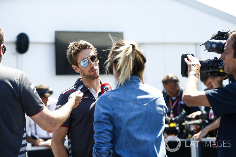 Ромен Грожан, Haas F1 Team, говорить з медіа після кваліфікації
