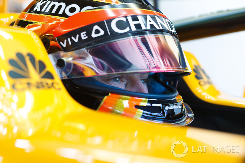 Stoffel Vandoorne, McLaren, in cockpit with helmet visor raised.nell'abitacolo della sua monoposto con la visiera alzata