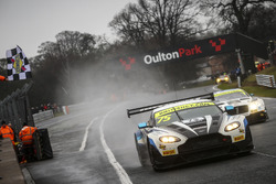 Yarış galibi #75 Optimum Motorsport Aston Martin V12 Vantage GT3: Flick Haigh, Jonny Adam