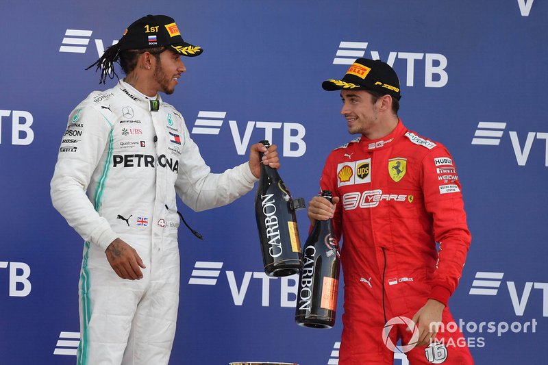 Победитель Льюис Хэмилтон, Mercedes AMG F1, третье место – Шарль Леклер, Ferrari