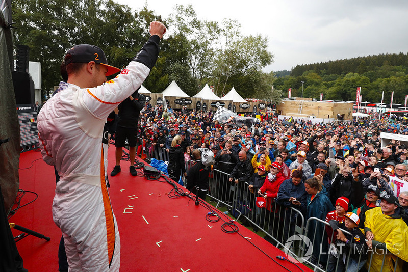 Stoffel Vandoorne met de fans op Spa-Francorchamps