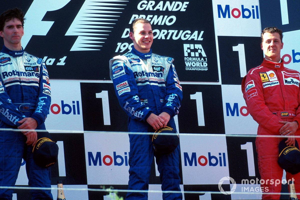 Podium GP Portugal 1996 (ki-ka): Runner-up Damon Hill (Williams), pemenang Jacques Villeneuve (Williams), dan posisi ketiga Michael Schumacher (Ferrari).