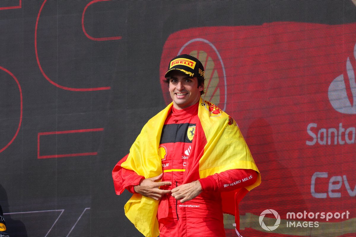 Carlos Sainz, Ferrari, 1st position, on the podium with a Spanish flag