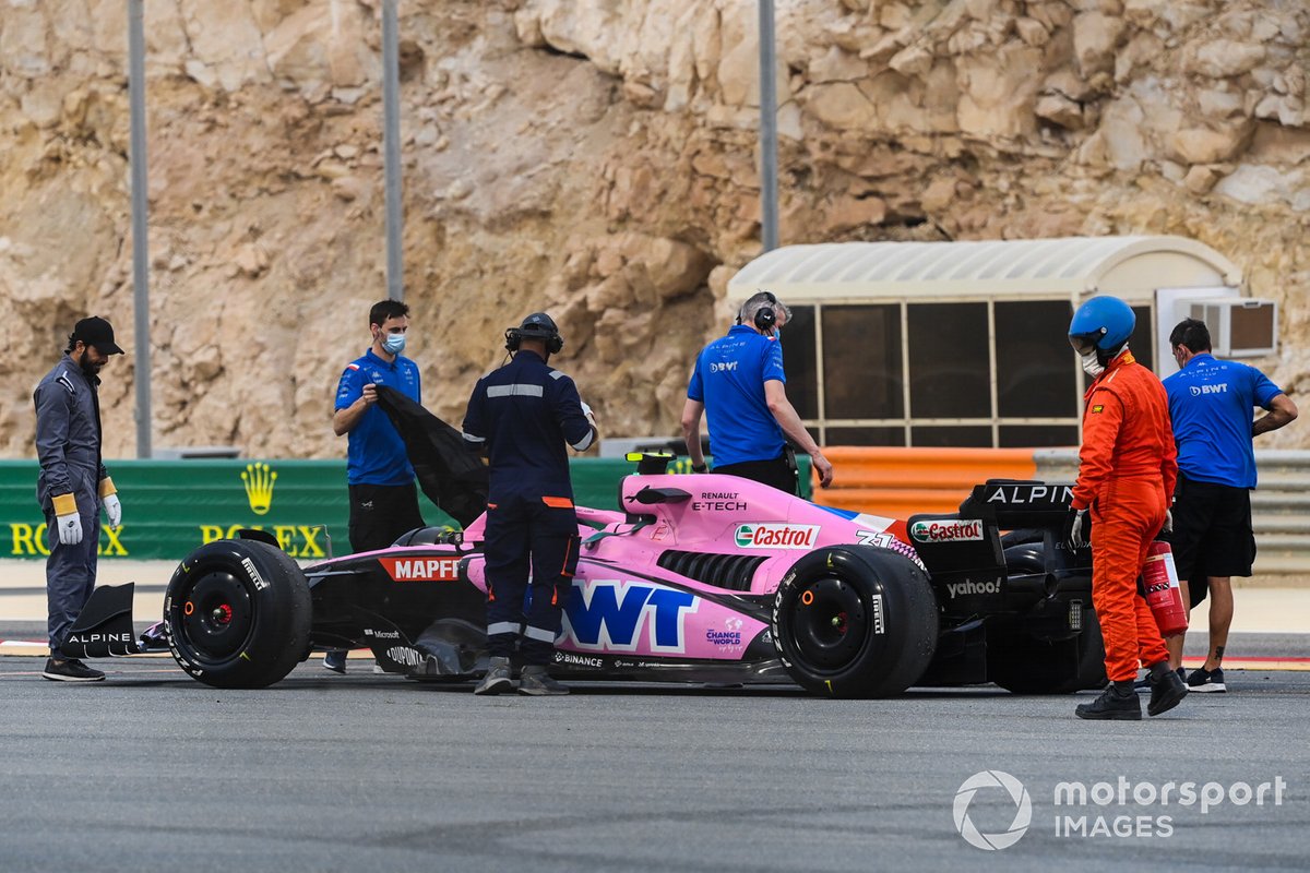 Marshals bergen de auto van Esteban Ocon.