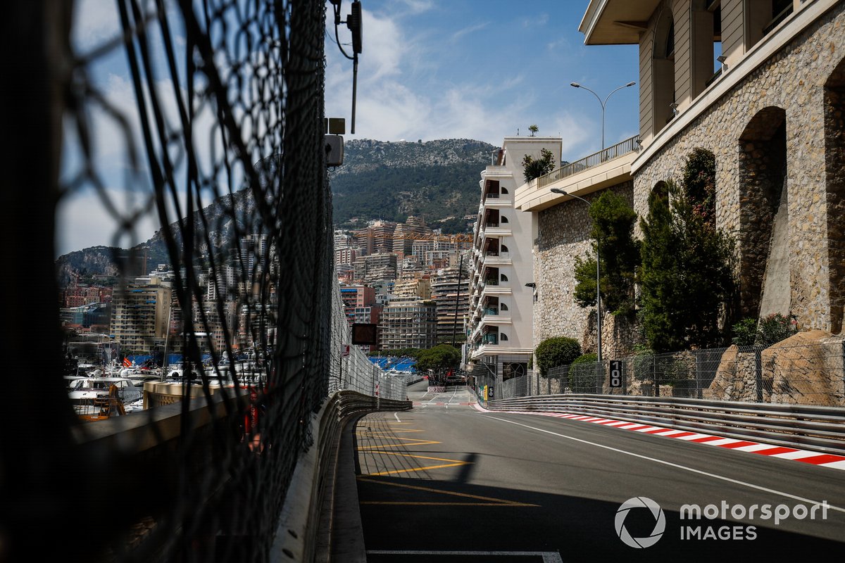 Vue dégagée sur la sortie du tunnel et l'entrée de la chicane du Port.