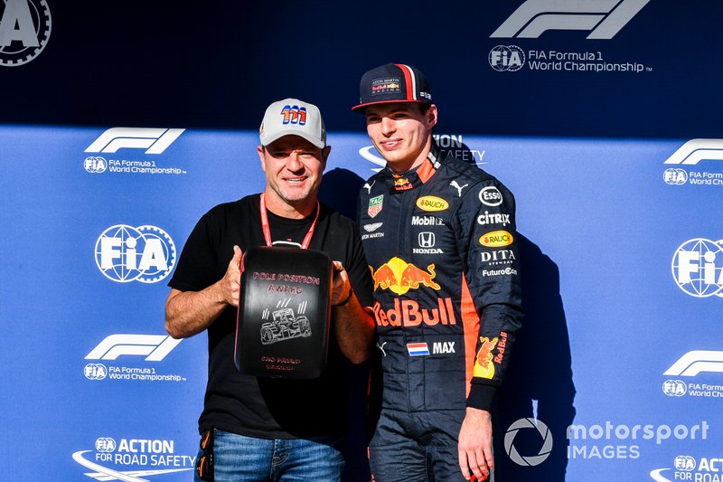 Pole Sitter Max Verstappen, Red Bull Racing receives the Pirelli Pole Position Award from Rubens Barrichello