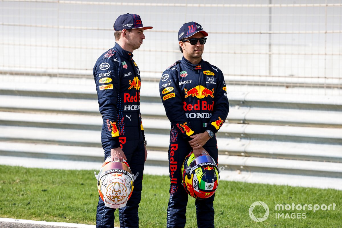 Duet pembalap Tim Red Bull Racing, Max Verstappen (kiri) dan Sergio Perez. Perez menegaskan siap bersaing dengan Verstappen di Kejuaraan Dunia Formula 1 2021.