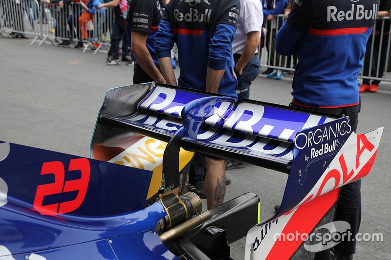 Toro Rosso STR14: ecco la paratia con lo svaso in alto che ha debuttato a Baku