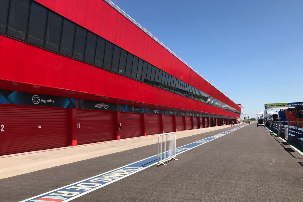 El pitlane del circuito de Termas de Río Hondo, en Santiago del Estero.