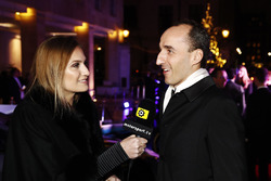 Robert Kubica habla con Julia Piquet