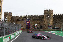 Sergio Perez, Force India VJM11 Mercedes, Kevin Magnussen, Haas F1 Team VF-18 Ferrari
