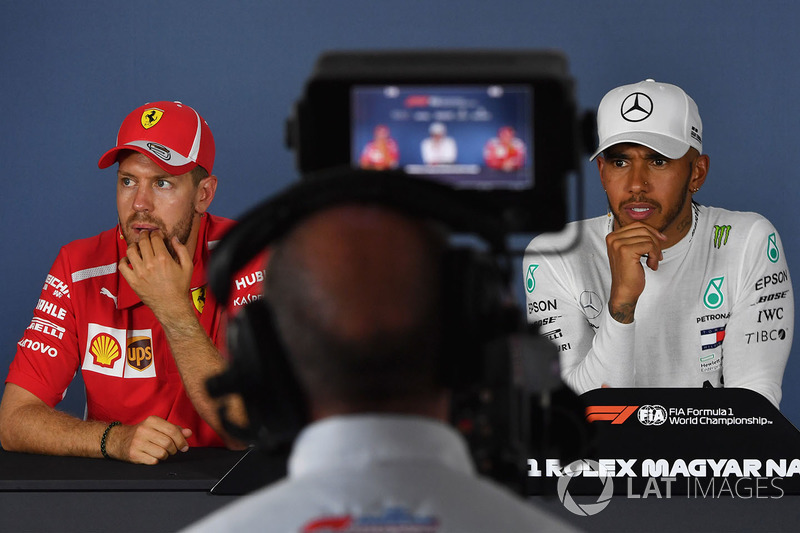 Le vainqueur Lewis Hamilton, Mercedes AMG F1, le deuxième, Sebastian Vettel, Ferrari lors de la conférence de presse