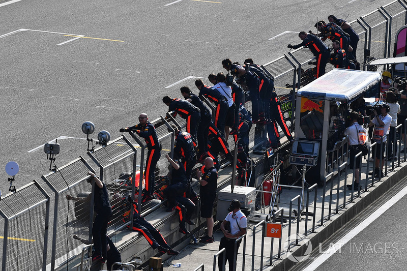 Ganador de la carrera Daniel Ricciardo, Red Bull Racing RB14 cruza la meta