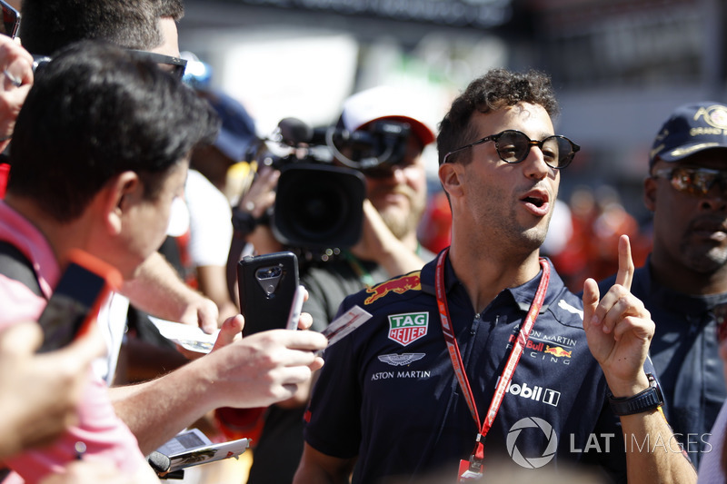 Daniel Ricciardo, Red Bull Racing signe des autographes
