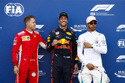Ganador de la pole position Daniel Ricciardo, Red Bull Racing, celebra entre Sebastian Vettel, Ferrari, y Lewis Hamilton, Mercedes AMG F1