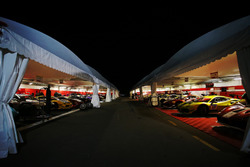 Vetture del Ferrari Challange di notte