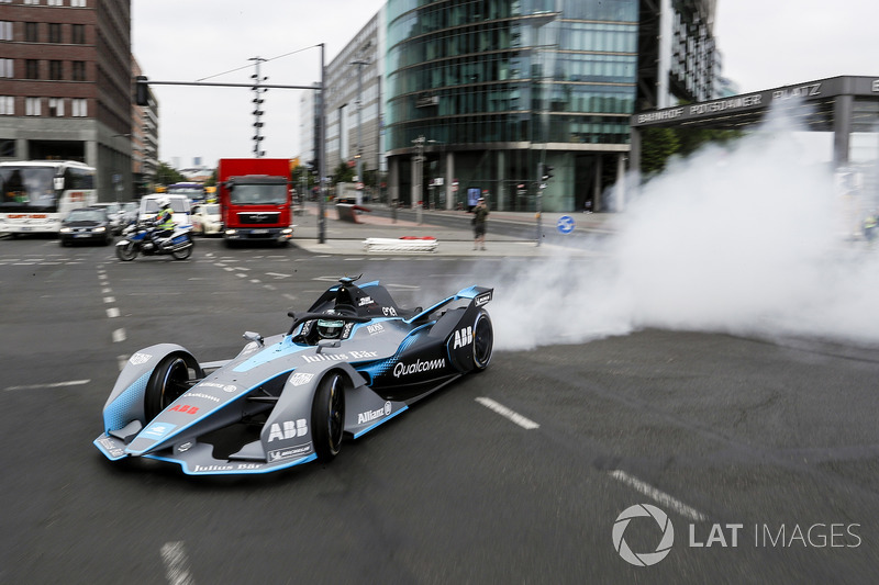 Kampiun Formula 1, Nico Rosberg, melibas jalanan Berlin dengan mobil baru Formula E