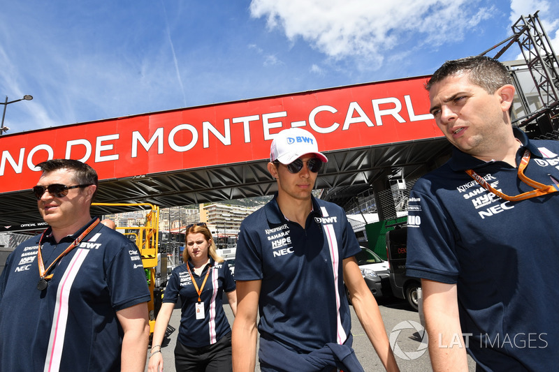 Esteban Ocon, Force India F1 cammina lungo il circuito