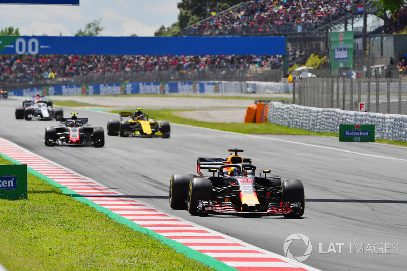 Daniel Ricciardo, Red Bull Racing RB14 at the start of the race