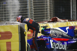 Daniil Kvyat, Scuderia Toro Rosso, esce dalla sua monoposto dopo l'incidente