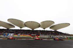 Daniel Ricciardo, Red Bull Racing RB13; Kimi Räikkönen, Ferrari SF70H; Sebastian Vettel, Ferrari SF
