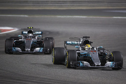 Valtteri Bottas, Mercedes F1 W08; Lewis Hamilton, Mercedes F1 W08