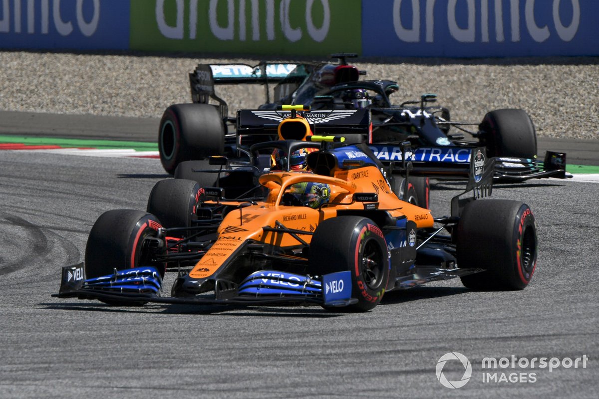 Lando Norris, McLaren MCL35, devant Alex Albon, Red Bull Racing RB16, et Lewis Hamilton, Mercedes F1 W11 EQ Performance