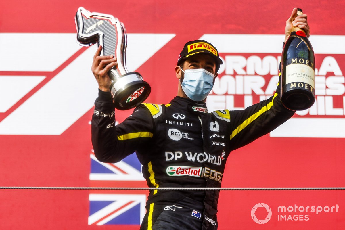 Daniel Ricciardo, Renault F1 celebrates on the podium with the trophy and the champagne
