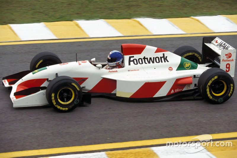 Derek Warwick mengendarai Footwork FA13B Mugen-Honda di GP Brasil 1993.