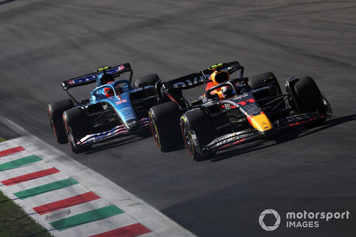 Sergio Pérez, Red Bull Racing RB18, Esteban Ocon, Alpine A522