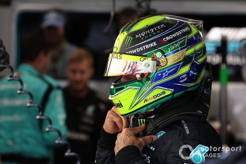 Lewis Hamilton, Mercedes-AMG, yarıştan önce garajda